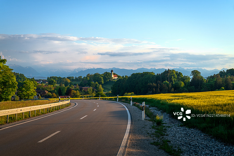 德国乡村公路，远眺巴伐利亚阿尔卑斯山图片素材