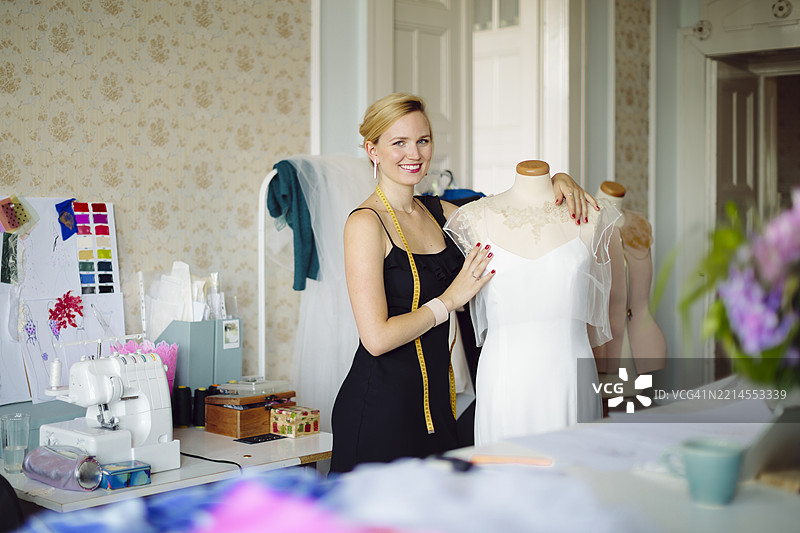 时装设计师在她的展厅里图片素材