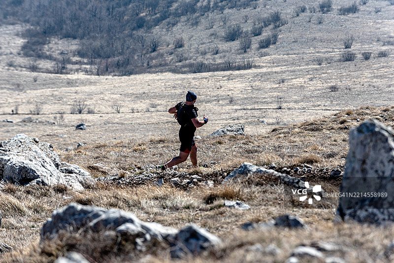 山道上向下跑的越野跑者图片素材