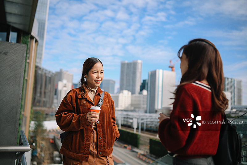 东京商业区的同事们在喝咖啡时交谈图片素材