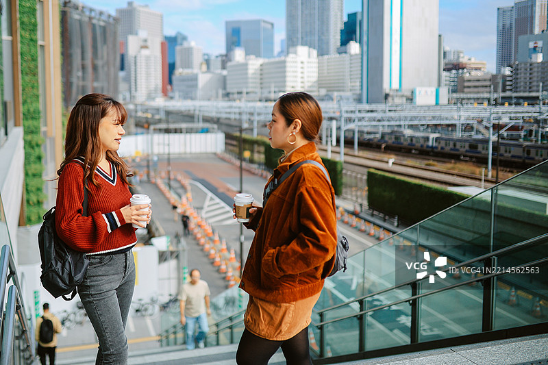 东京商业区的同事们在喝咖啡时交谈图片素材