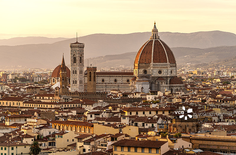 佛罗伦萨，托斯卡纳，意大利的圣母百花大教堂在日落时分图片素材