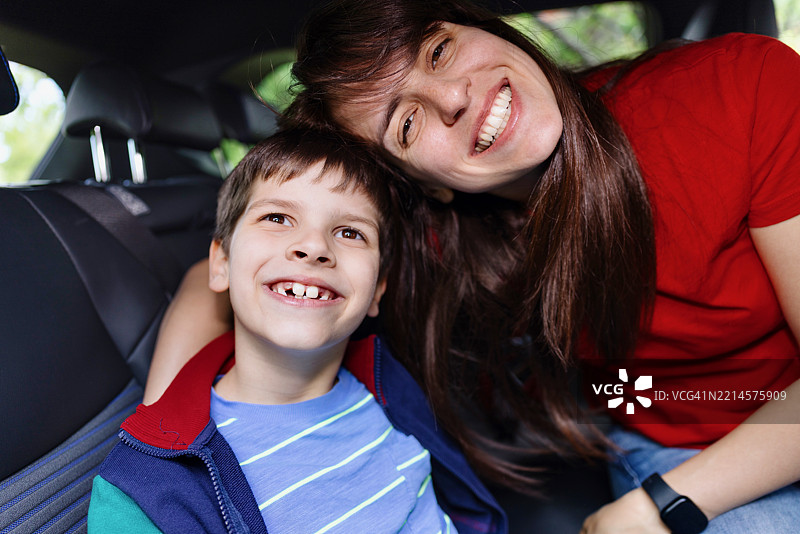 母亲和儿子微笑着看向镜头图片素材