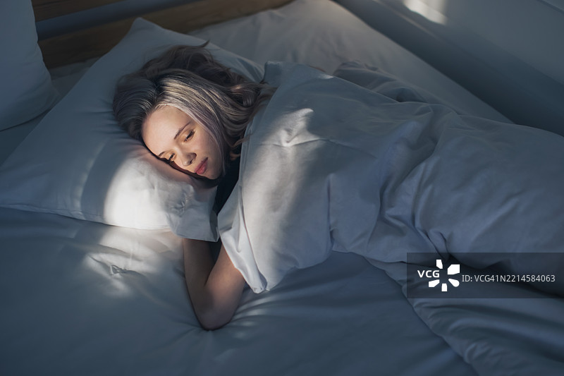 年轻女子在床上图片素材