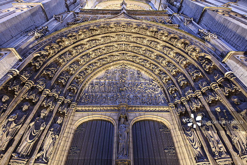 安特卫普大教堂（“圣母大教堂”）的宏伟哥特式门楣，从正下方俯视，黄昏时分在比利时弗兰德地区的安特卫普被照亮。图片素材