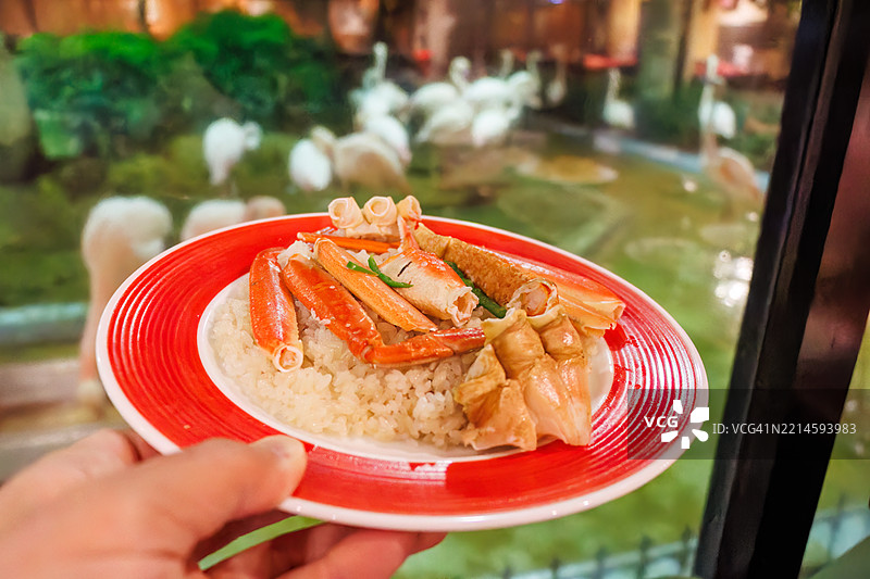 传统墨西哥炒饭。自公司成立以来的经典菜肴。蟹肉炒饭上面堆满了雪蟹，学名为 Chionoecetes opilio（克森甘科）。您可以选择去壳或去皮的风格。图片素材