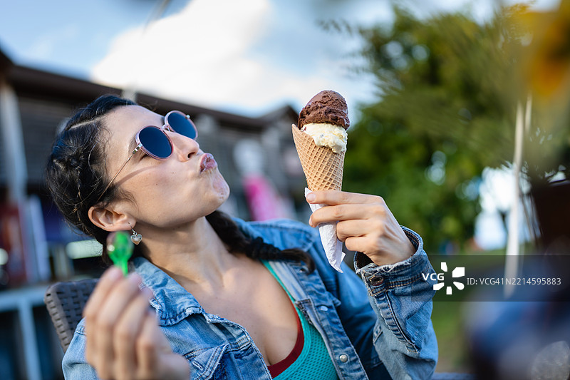 快乐的女人在户外享受冰淇淋和棒棒糖图片素材