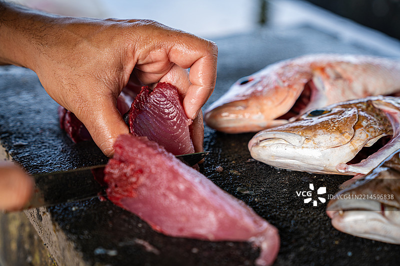 库拉索岛市场早晨新鲜捕获的鱼正在手工切片。图片素材