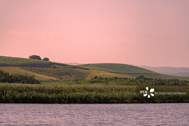 南非iSimangaliso湿地与起伏的丘陵图片素材