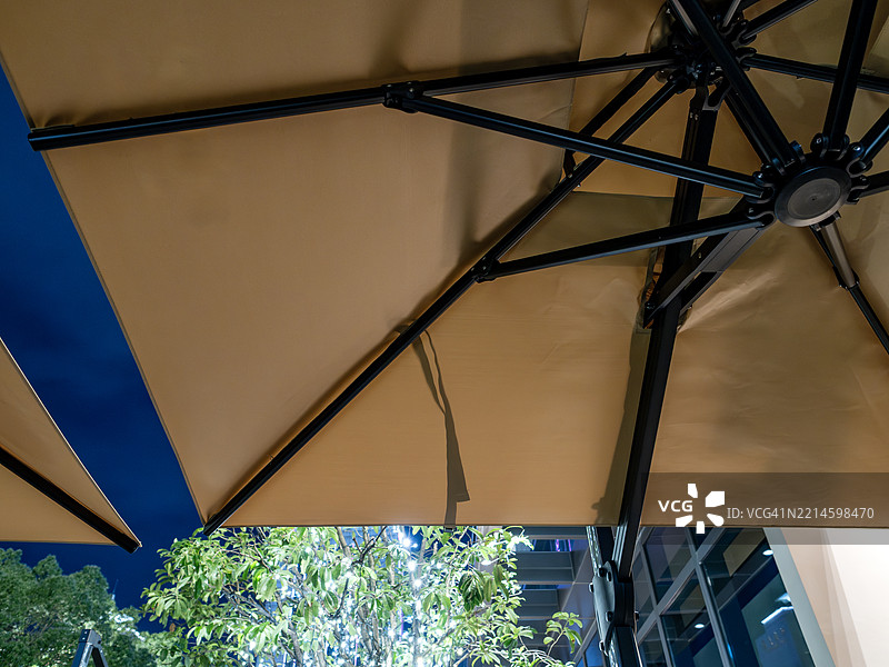 夜咖啡馆中的伞形结构 — 杭州，浙江图片素材