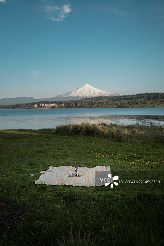 在智利维拉里卡火山旁的野餐毯布置图片素材