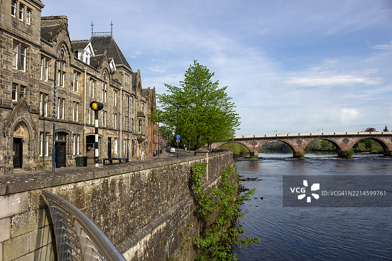 苏格兰珀斯的市政建筑和泰河图片素材