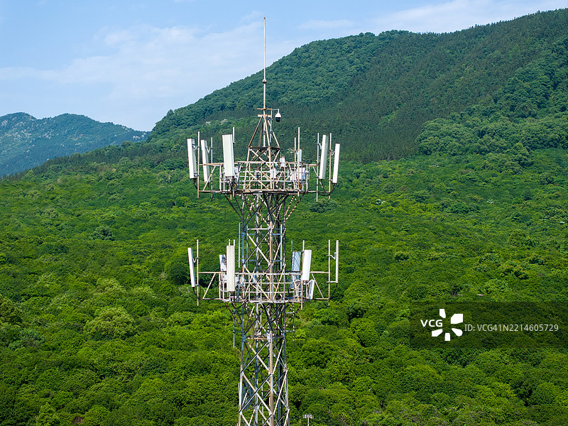 山上的信号塔图片素材