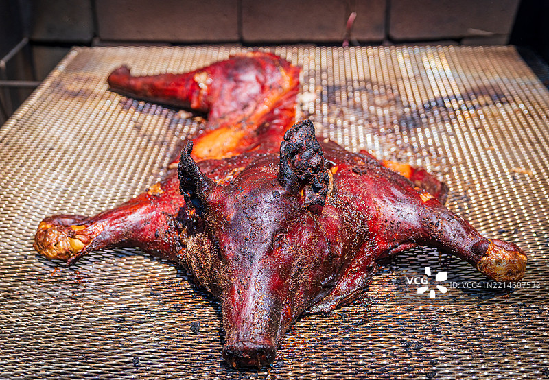 传统的Lechón Asado在Caja China烤架中烤制。图片素材