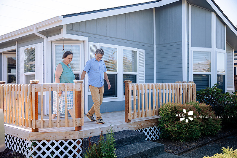退休的白人夫妇在移动房屋社区的前院享受时光图片素材