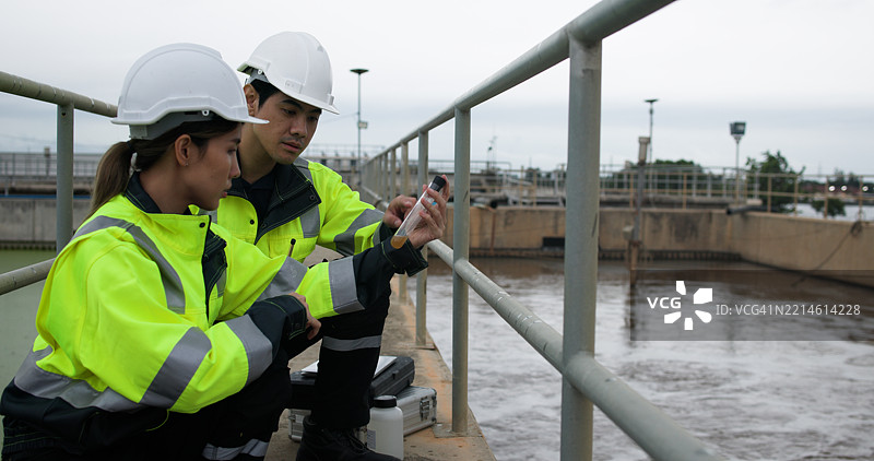 安全与环境工程师正在工业区的污水处理厂检查水质。图片素材