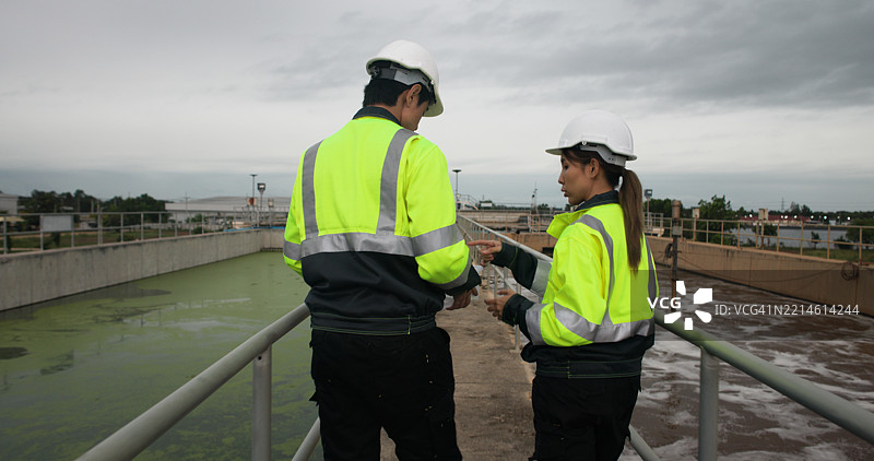 安全和环境工程师正在工业区的污水处理厂检查水质。图片素材