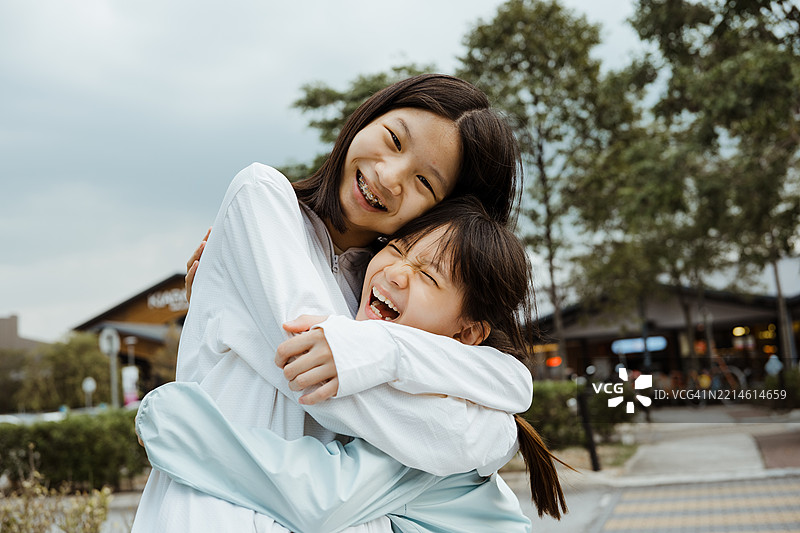 亚洲女孩们在一起玩耍的特写镜头。图片素材