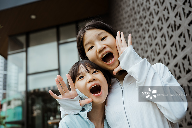 亚洲女孩们在一起玩耍的特写镜头。图片素材