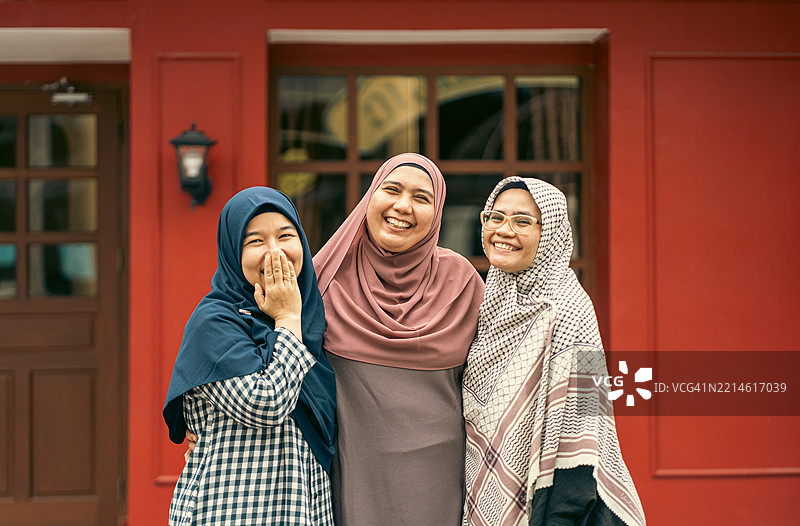 三位亚洲女性快乐地大笑肖像图片素材