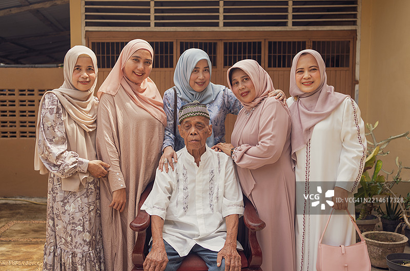 老年人与他的成年女儿们图片素材