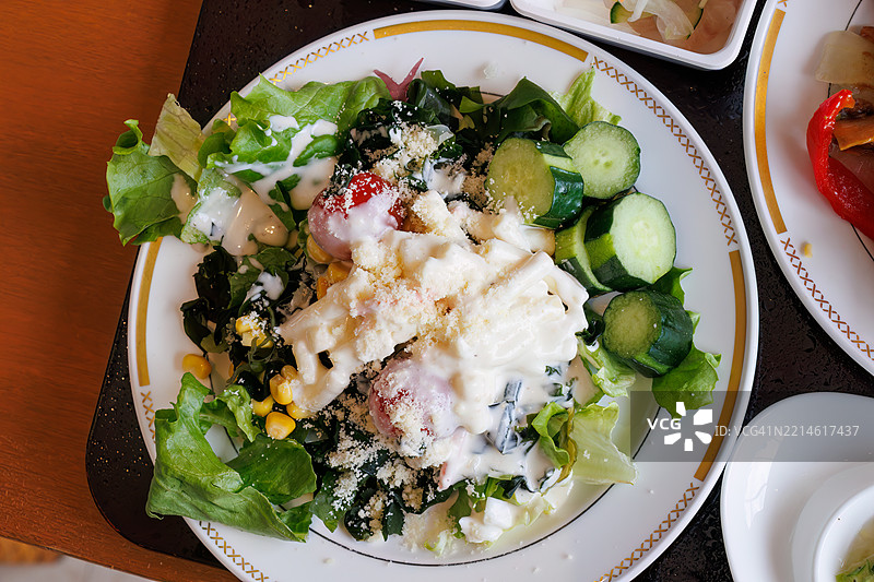 自助餐厅，许多食物摆放在春天樱花的展示下。图片素材