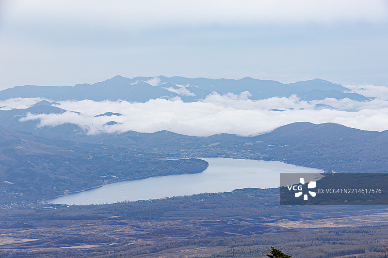 从富士山五合目（2305米）看到的云海和山中湖。图片素材