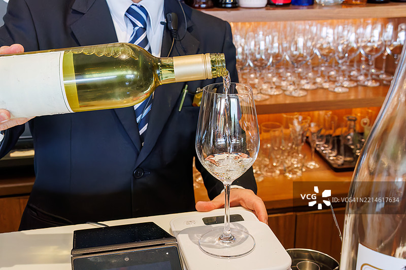 额外收费的酒吧吧台。饮用来自山梨县的甲州葡萄酿制的起泡酒或白葡萄酒。图片素材
