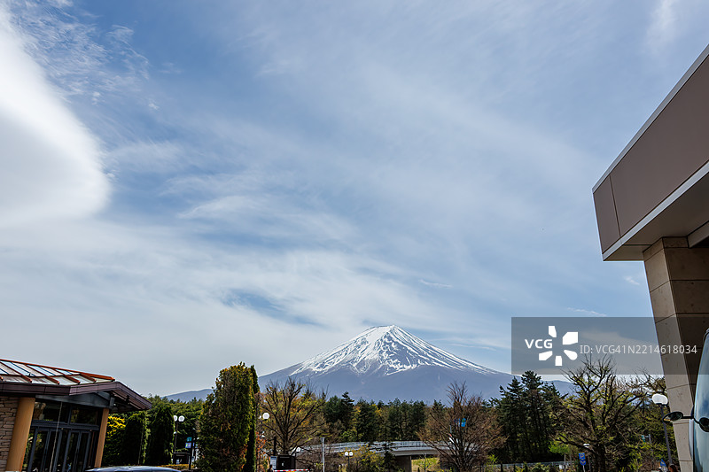 从大窗户可以看到富士山。图片素材