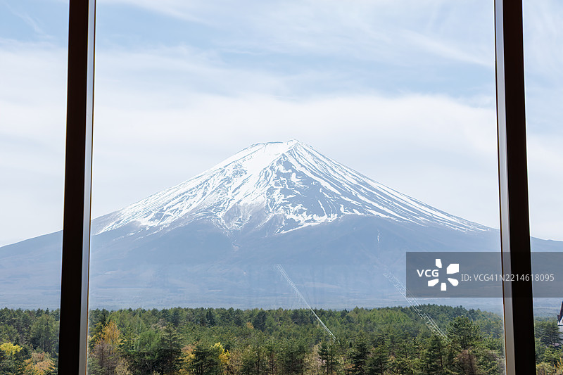 从大窗户可以看到富士山。图片素材