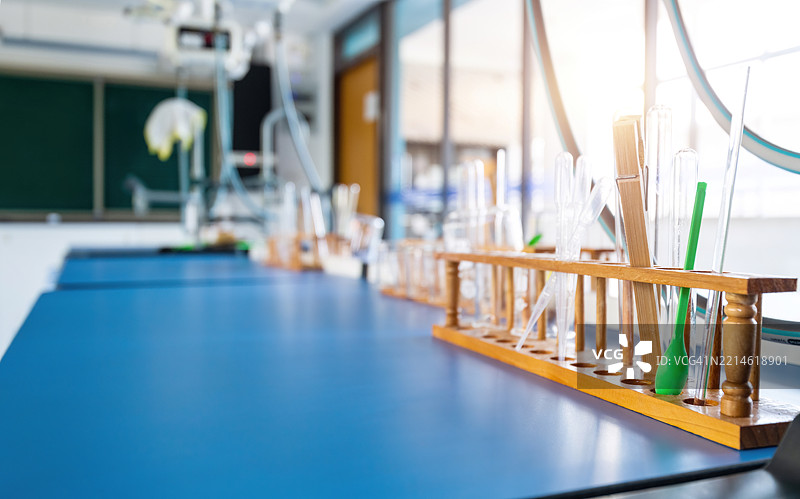 空荡荡的化学实验室，配备工具和设备图片素材