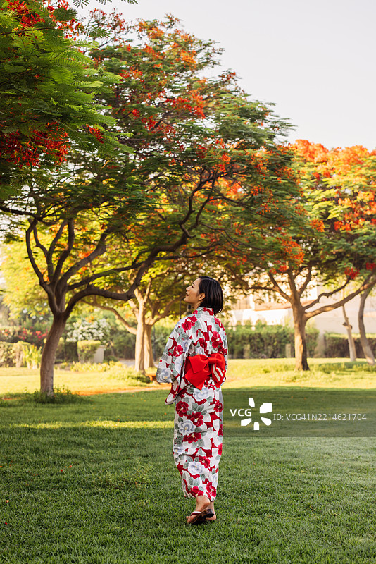 在传统优雅中漫步于自然之间图片素材