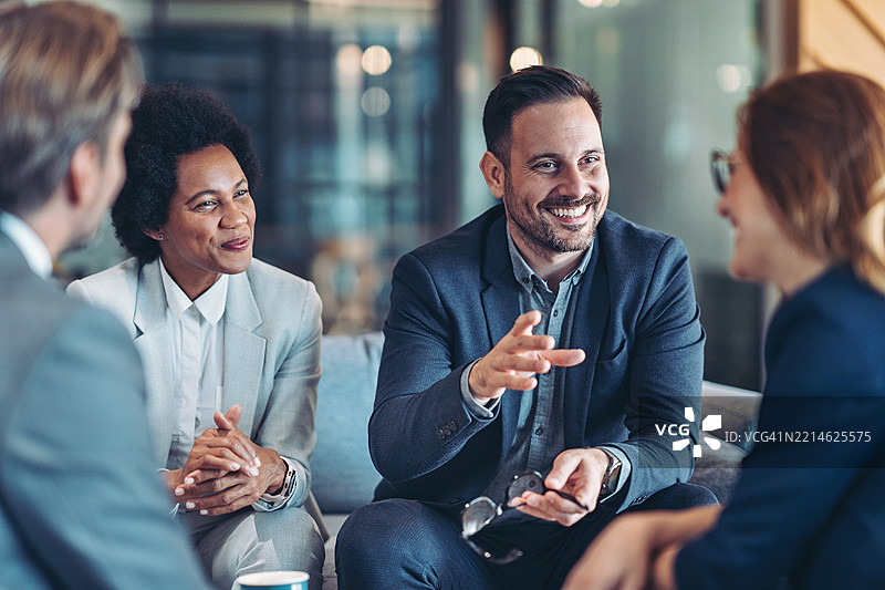 兴奋的商人在会议上发言图片素材