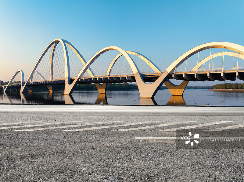 现代桥梁在日落时分图片素材
