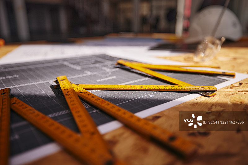 桌子上的尺子和蓝图特写。图片素材