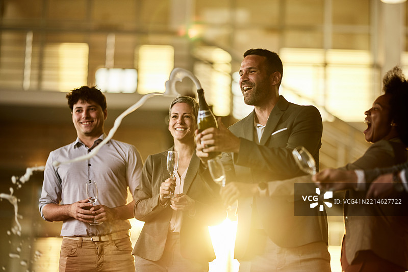 在办公室派对上开启香槟！图片素材