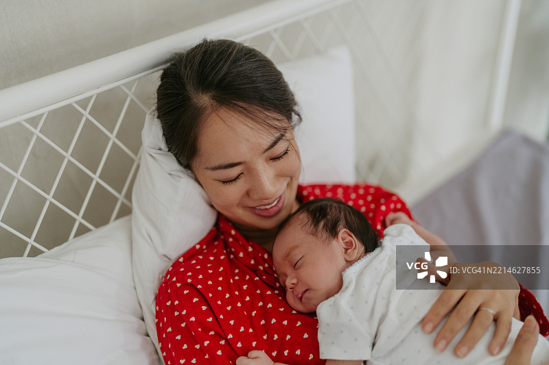 失眠的母亲和她的新生女婴图片素材