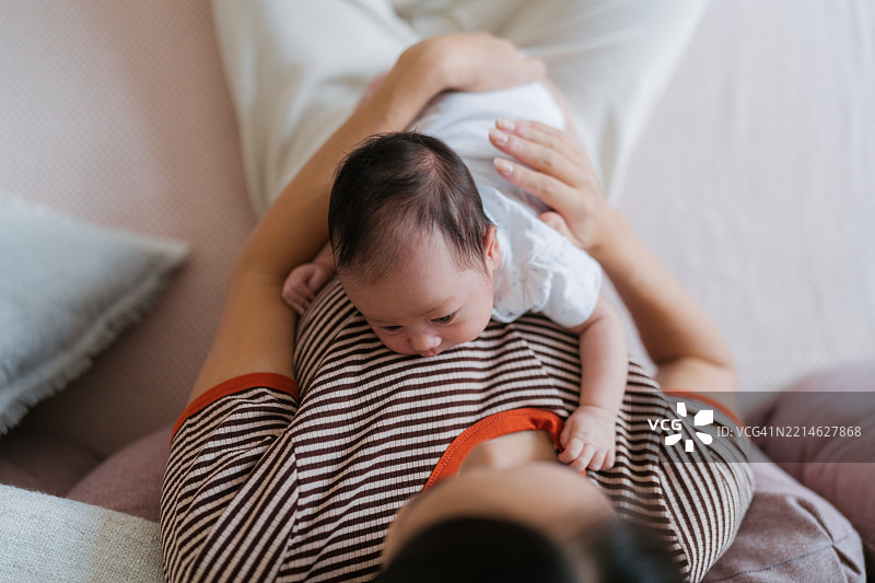 新生儿与妈妈的肖像图片素材