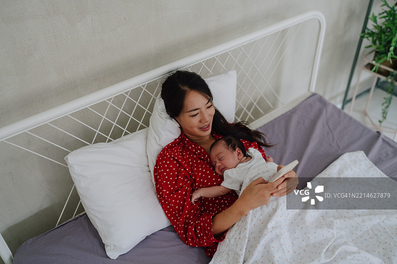 在宝宝睡觉时休息图片素材