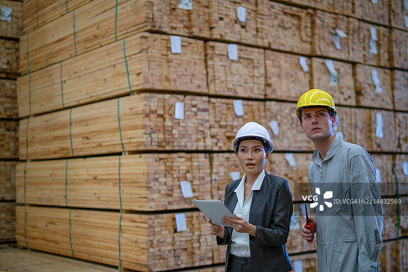 蓝领工人在木材厂工作。图片素材