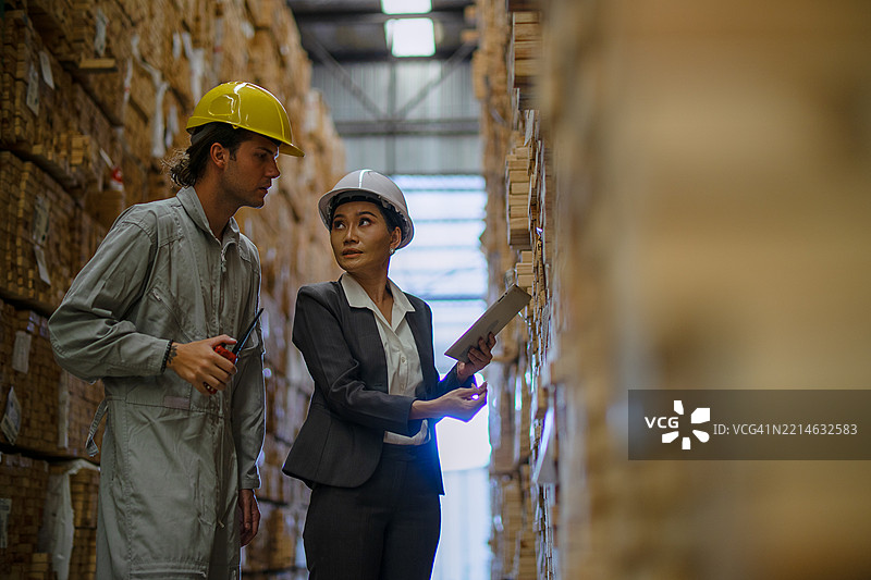 蓝领工人在木材厂工作。图片素材