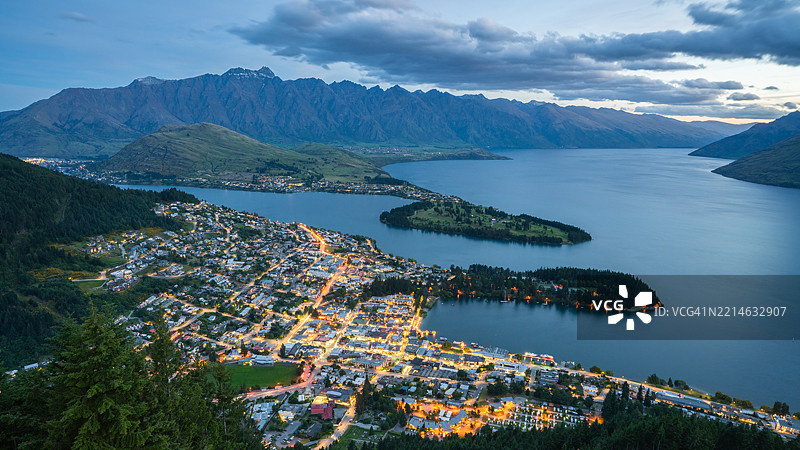 新西兰皇后镇和瓦卡蒂普湖的黄昏鸟瞰图图片素材