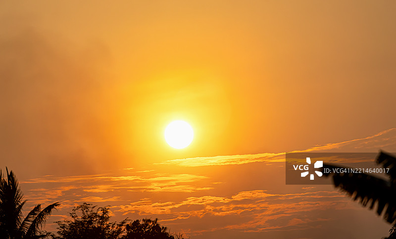 太阳，全球变暖，全球沸腾，气候危机和灾难性的热浪，气候变化，炽热的阳光和灼热的热浪图片素材