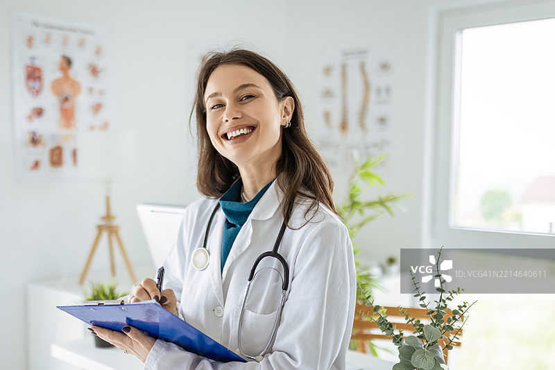 专业女性医生在审阅医疗表格图片素材