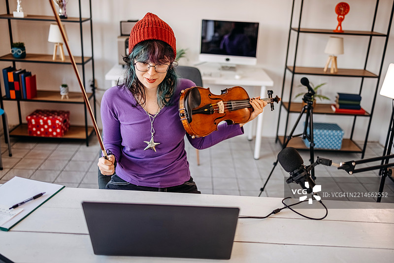 少女在网上直播拉小提琴图片素材