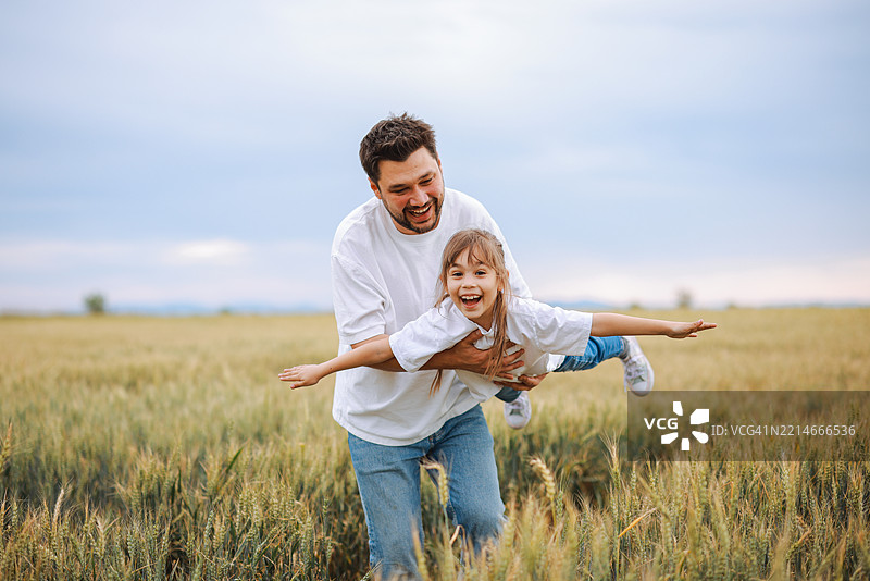 快乐的孩子在户外和爸爸一起玩耍图片素材