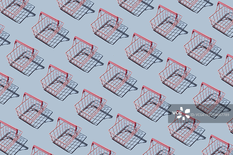 蓝色背景上的空购物篮图案。图片素材