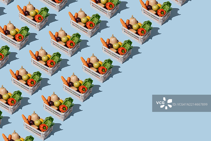 绿色背景上有机蔬菜和水果的塑料盒图案。杂货订阅盒。家庭送餐套餐。留白空间。图片素材