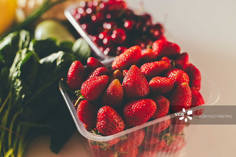 健康食品，清淡饮食。新鲜的绿叶蔬菜、浆果和蔬菜。健康食品。图片素材