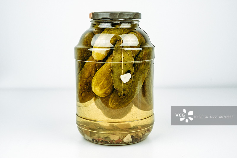 腌制蔬菜，罐装黄瓜图片素材